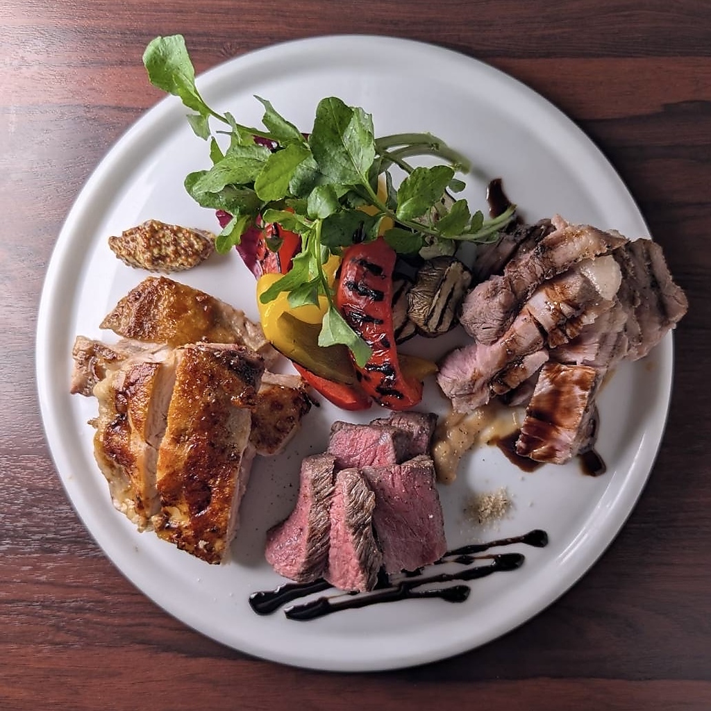 お肉のメニューも充実☆パスタ、ピッツァ、お肉やアラカルト。まるでトラットリアのような雰囲気☆