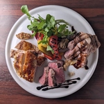 お肉のメニューも充実☆パスタ、ピッツァ、お肉やアラカルト。まるでトラットリアのような雰囲気☆