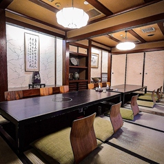 昔ながらの和の趣が漂う座敷席で、心穏やかなひとときを。がんこ寝屋川店では、ゆったりと足を伸ばして座れる座敷席をご用意。職人が丹精込めて作る本格和食と、四季折々の美しい庭を眺めながら過ごす時間は、懐かしさと癒しに包まれます。法事やご親族の集まりにも最適。落ち着いた雰囲気の中で、心に残る食体験を。