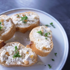 クリームチーズと季節のドライフルーツのタルティーヌ