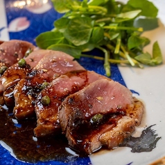 【京の土が育む旬と鴨の旨味に酔いしれる】京鴨胸肉のグリル　山椒バルサミコ醤油の写真