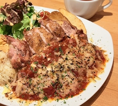 香味鶏のグリル トマトチーズ焼き