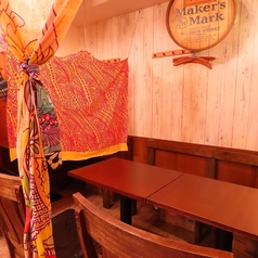 ウッドベースのテーブル席は木のぬくもりから店内全体の雰囲気まで落ち着いた空間を演出。消毒液も設置しておりますので、御安心を！