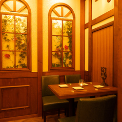 4名様からご利用いただけるテーブル席は、お仲間との飲み会や小規模な宴会にぴったり♪温かみのある内装に囲まれ、周囲を気にせず会話が弾みます。コース料理を囲みながら、居心地の良い空間でおいしいお酒とお食事を存分にお楽しみいただけるお席です。