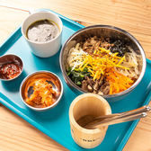 【ランチ営業中】ランチは11時から15時まで営業しています(LOは14時半となります)。1000円前後で本格ビビンバランチが楽しめて、日頃の栄養不足も解消★ボリューム満点ですが、野菜がたっぷり入っているので罪悪感もなし。お好みでチーズトッピングやご飯大盛りも承ります♪前日までのご予約で、テイクアウトのご注文もOK。