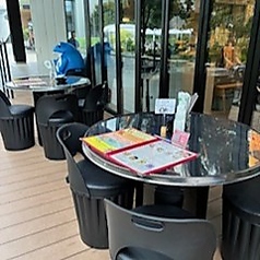 最大８名様まで利用可能♪　オープンテラスで開放感抜群です。テラス席はワンちゃん猫ちゃんとご一緒に飲食頂けます。