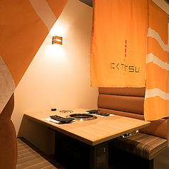 隣のお席にも壁があり、他のお客様と対面するお席はありません。