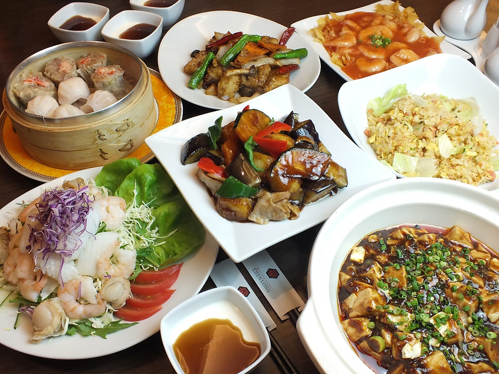 自慢の点心料理や、人気メニューを含むコース料理4000円～　※写真はイメージです。