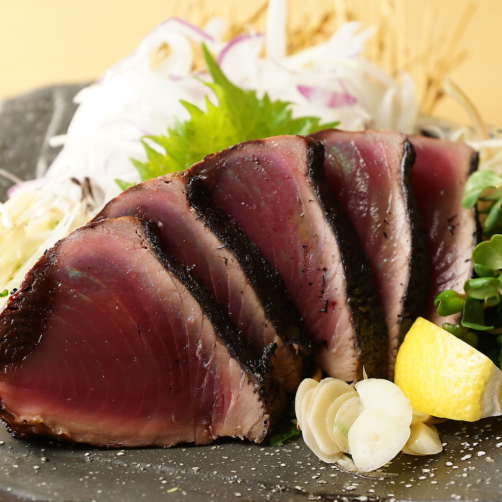 オーダーが入ってから炎で一気に焼き上げ旨味を凝縮し、口に含むと藁の燻製香が広がります。