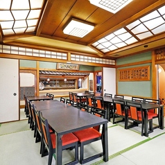 【2階座敷席貸切/40名様～50名様】和の趣が感じられる空間で、心ゆくまで宴会をお楽しみいただけます！40名様～50名様までの大人数に対応可能な座敷席は、2階の1フロア貸し切りとなります。地域の集まりや同窓会、歓送迎会、会社の宴会など、さまざまなシーンに最適です◎ご利用の際は、事前のご予約をお願いいたします。