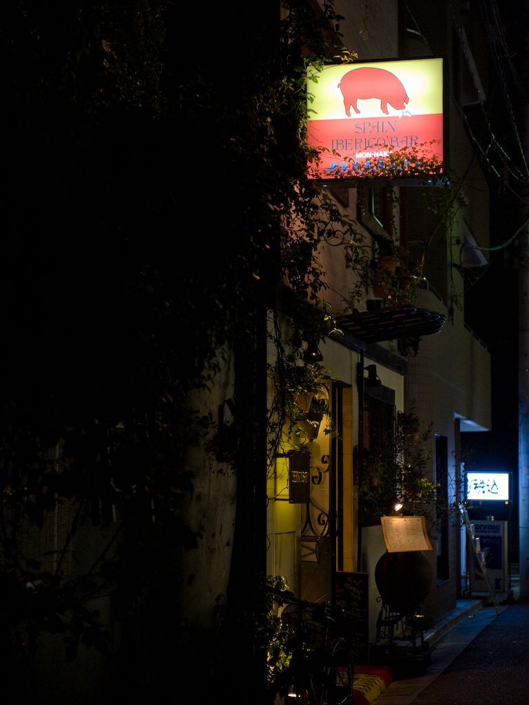 3番出口を右に進み松屋さんの角を右折してまっすぐ！100ｍほど進むと黄色と赤の看板が目印です！