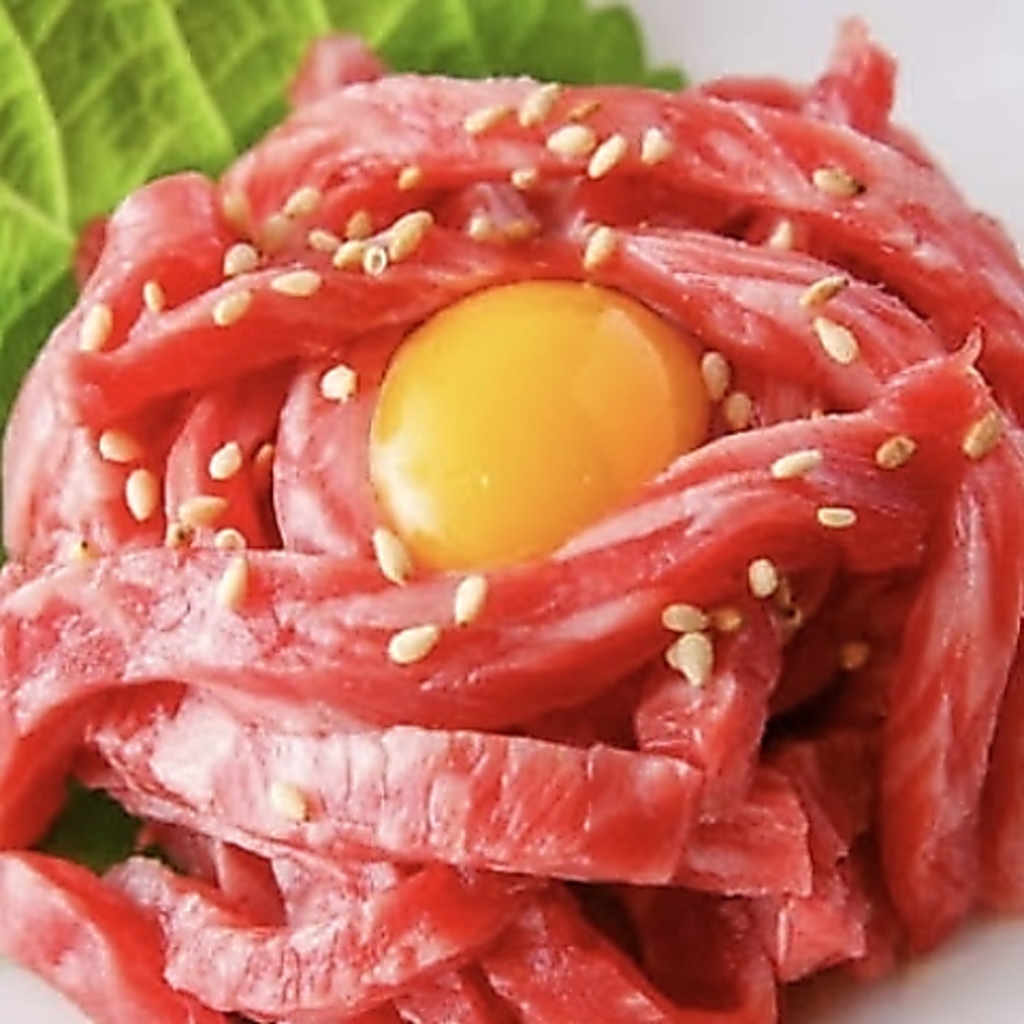 馬ユッケは見た目にも美しく、馬肉ならではの風味と香りを存分に楽しめる味わい深い料理として人気♪