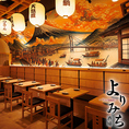 柔らかな照明と木の質感が心地よいテーブル席は、全席が統一された和空間。江戸風景のアートが情緒を添え、自然と会話が弾む落ち着いた雰囲気です。2～6名様での食事や飲み会、女子会、デートにも最適。料理と日本酒をゆっくり味わいたい方に好評で、リピーターが多いのも納得です。