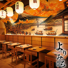 柔らかな照明と木の質感が心地よいテーブル席は、全席が統一された和空間。江戸風景のアートが情緒を添え、自然と会話が弾む落ち着いた雰囲気です。2～6名様での食事や飲み会、女子会、デートにも最適。料理と日本酒をゆっくり味わいたい方に好評で、リピーターが多いのも納得です。