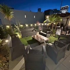 昼夜各1組限定のプライベート空間は、立食時最大25名様まで収容可能です。広々とした屋外テラスを独占できます。ご予約や詳細はお気軽にお電話でご相談ください。