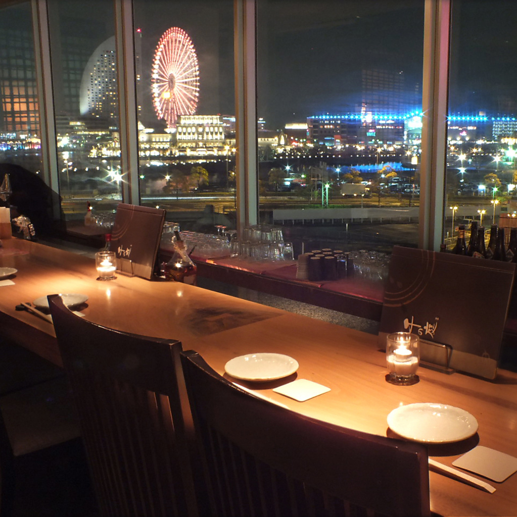 窓の外いっぱいに広がるみなとみらいの夜景…それはまるで別世界のよう…