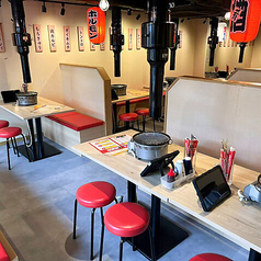 【焼肉を囲んで笑顔が広がる♪】清潔感のあるテーブル席◎友人や家族と一緒に、気軽に焼肉を楽しめる空間をご提供しております！快適なテーブル席が揃っているので、どんなシーンでも安心してご利用ください♪