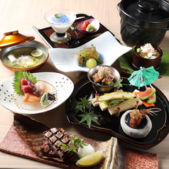 選び抜かれた食器で楽しめる、目にも美しい料理の饗宴