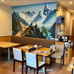 4名掛け、2名掛けのテーブル席をご用意しております。