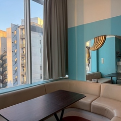 ゆったりと落ち着いて過ごせるソファー席は、大切な方とのデートや記念日におすすめです。六本木の景色を眺めながら、ラグジュアリーな気分で音楽と会話をお楽しみいただけます。