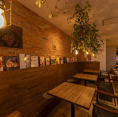 会話が弾む3名様用のお席。ご家族やご友人同士の少人数での集まりに。心地よい間接照明が彩りを添え、会話が弾みます。