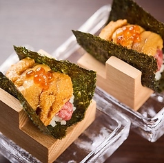 炙り和牛の雲丹といくらのせ　2個