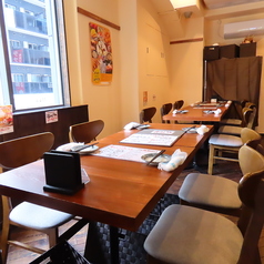 少人数で落ち着いて食事を楽しみたい方には、4名用のテーブル席がおすすめ。プライベート感のある程よい距離感で、デートや女子会、同僚との食事にも最適です。明るく清潔感のある店内で、宮崎の食材を使った手作り料理とともに、ゆったりとした時間をお過ごしいただけます。