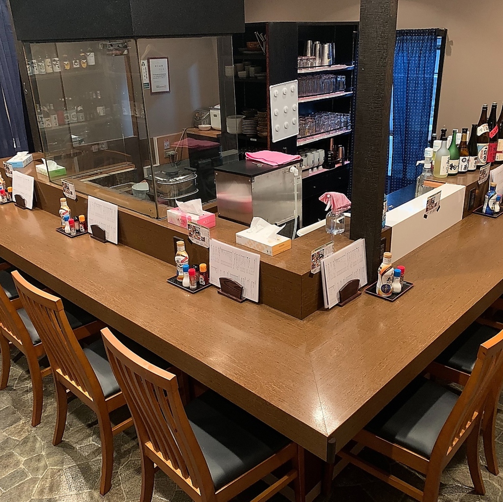 木の温かさが感じられる落ち着いた雰囲気のカウンター席です！