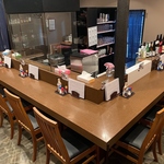 木の温かさが感じられる落ち着いた雰囲気のカウンター席です！