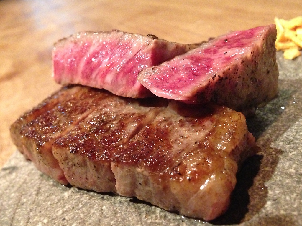 大好評のジューシーな和牛特製サーロイン！とろ…っと口の中でとろける感動を、是非ご堪能下さい。