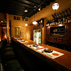 目の前に並ぶお酒のボトルを長めならが食事を楽しめるカップルシート。東京の伝統工芸品『江戸切子』でドリンク提供しております。