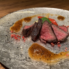牛もも肉の炙り焼き 特製ペッパーソース