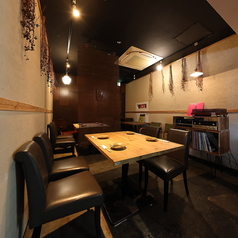 【会話が弾む和やかな空間】ゆったりとしたテーブル席は、友人や同僚との食事に最適。美味しい料理を囲みながら、時間を忘れて楽しいひとときを過ごせます。木の温もりが感じられるテーブル席は、落ち着いた雰囲気の中でゆっくりと食事をしたい方にぴったり。