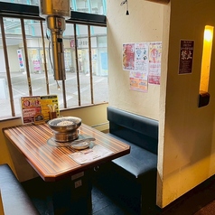 4名様席が7卓、6名様席が1卓、2名様席が2卓ございます。