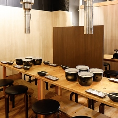 【テーブル席：6名様×1卓】特別感あふれる上質な空間で岡山の郷土料理を。炭がパチパチと爆ぜる音、滴る脂が立ち昇らせる香ばしい煙。七輪を囲む瞬間にしか味わえない、圧倒的な「ライブ感」が食欲をそそります。 広々としたテーブル席は、最大6名様まで利用可能。岡山観光の思い出を締めくくる特別なひとときに◎