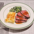 料理メニュー写真&nbsp;低温調理の国産ポークロインとお好みのサイド2種付き