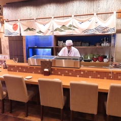 職人の見事な包丁捌きを間近で見られる臨場感たっぷりのカウンター席は、美味しいお寿司や海鮮が出来上がるライブ感をアテにお酒が進む特等席です。お一人様の晩酌や、友人とのゆったりとしたサシ飲みなどにご利用ください♪