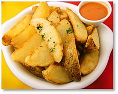 フライドポテト 辛いソース添え