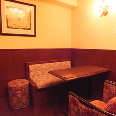【4～5名様】木目調のレトロなデザインのテーブル席。お仲間と飲み会の２軒目に最適です！
