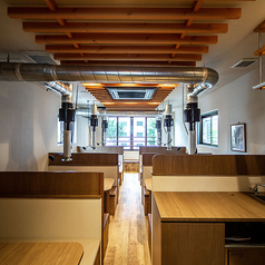 広々としたテーブル席が配置された店内！6名掛けのお席でゆったりとお食事をお楽しみいただけます。