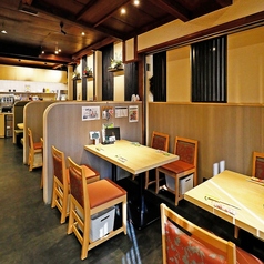 【1階テーブル席/4名様×2卓】カジュアルなシーンにぴったりのテーブル席は、2名様~4名様までご利用可能です!飲み会やご宴会、女子会など、様々な場面におすすめです◎また、小さなお子様を連れたご家族にも快適にお過ごしいただけるお席です♪確実にお席を確保されたい方は、事前予約がおすすめです!