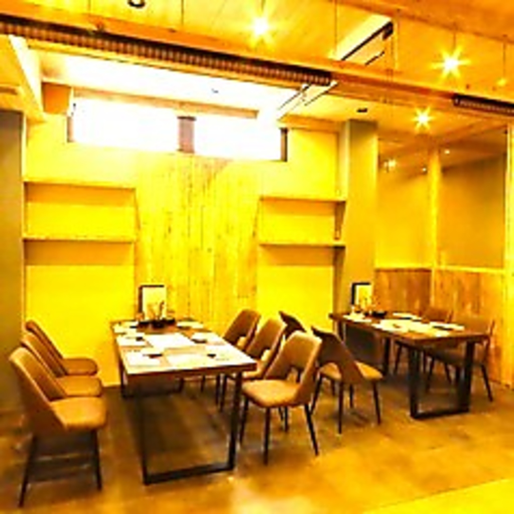 店内はゆったり落ち着いた雰囲気。12名様以上で個室利用もできます。