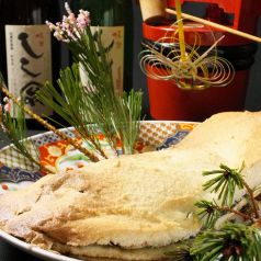 天然鯛の塩釜焼き！豪快で華やかな一品。