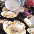 【当店名物の浜焼き】新鮮魚介を目の前で焼くことのできる浜焼を楽しめる！ホタテやサザエはグツグツ沸騰してきたら食べごろです！産地直送の新鮮な素材は食欲が止まらない美味しさ♪ぜひ一度ご賞味ください！