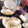 【当店名物の浜焼き】新鮮魚介を目の前で焼くことのできる浜焼を楽しめる！ホタテやサザエはグツグツ沸騰してきたら食べごろです！産地直送の新鮮な素材は食欲が止まらない美味しさ♪ぜひ一度ご賞味ください！