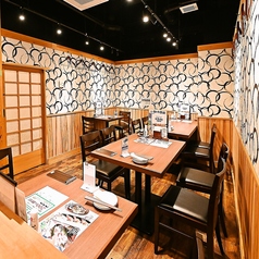 2名～4名様用テーブル席。落ち着いた店内空間にあるテーブル席は個室ではなくとも、ゆったりとお食事を楽しむことが可能です。飲み放題付コースや美味しい逸品料理、種類豊富なドリンクをご用意してお待ちしております。