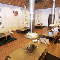 活気に満ちた雰囲気の中、掘りごたつに腰を下ろせば、自然とリラックスできること間違いなし!12名様までの大人数でも余裕を持って座れる席があり、友人・仲間との楽しい時間をシェアできますよ♪美味しい料理を味わいながら、ワイワイ楽しんでください!