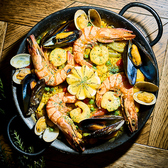 魚介の旨みを存分に楽しめる、看板メニューのパエリア。エビや貝類などの出汁を米一粒一粒にしっかりと吸わせ、香ばしく炊き上げています。鍋ごと提供されるため、食卓に華やかさが生まれるのも魅力。複数人でシェアしやすく、食事の主役としてはもちろん、コースの一品としても満足感のある仕上がりです。