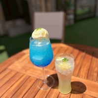 テラスにもお席をご用意しています