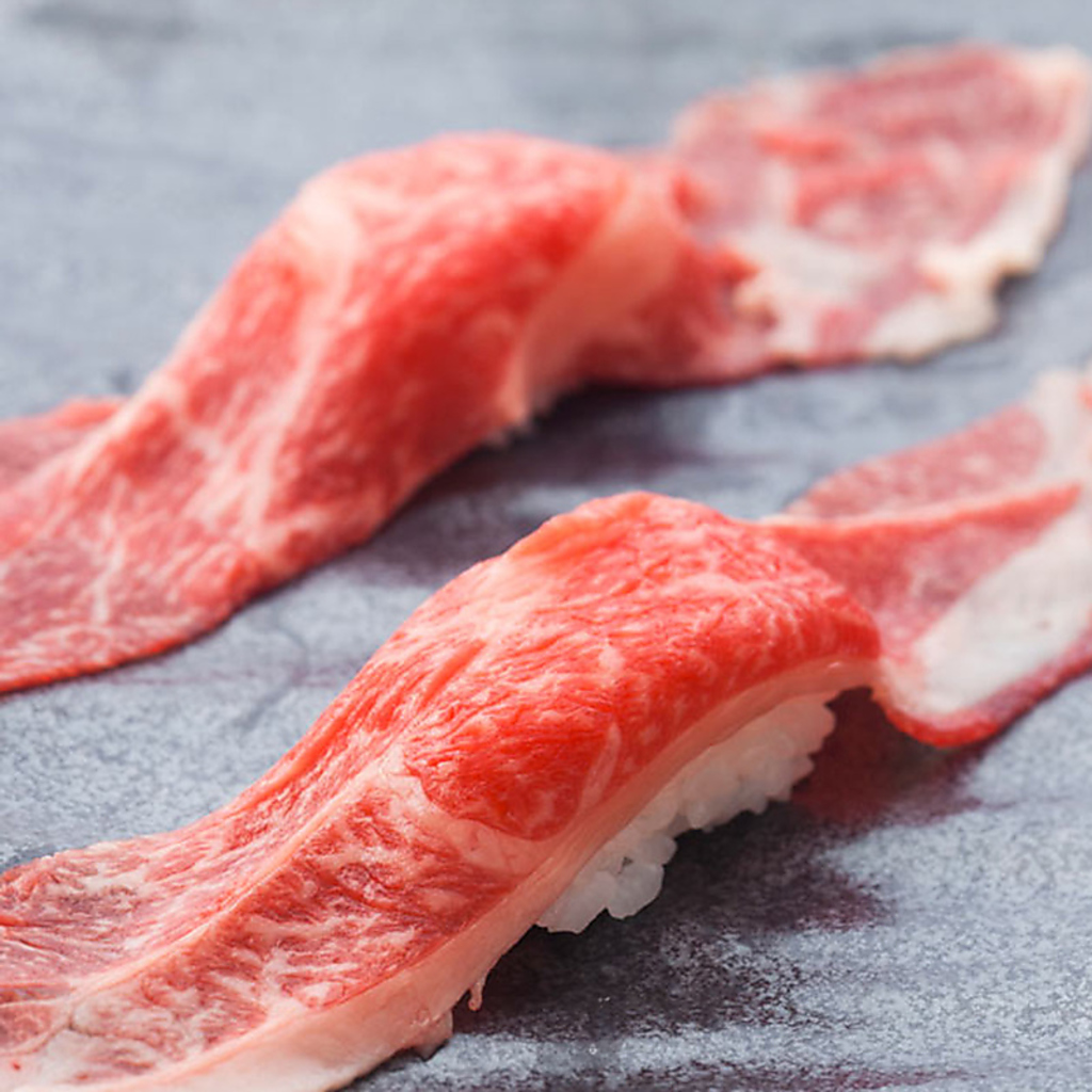 細かい肉質とバランスのよい霜降り。九州産の上質ロース肉の炙りです。